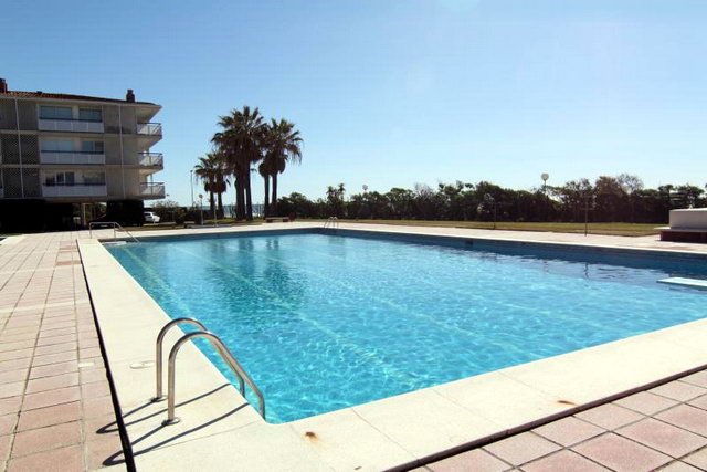 Imagen de la zona de las piscinas de los apartamentos TORREON de Gavà Mar